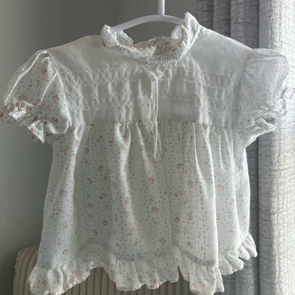 Beautiful White Floral Vintage Dress/top!